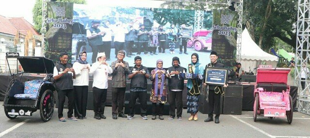 Bupati Lebak Luncurkan Becak Wisata Bareng PHRI dan BI Banten di Seba Baduy 2023