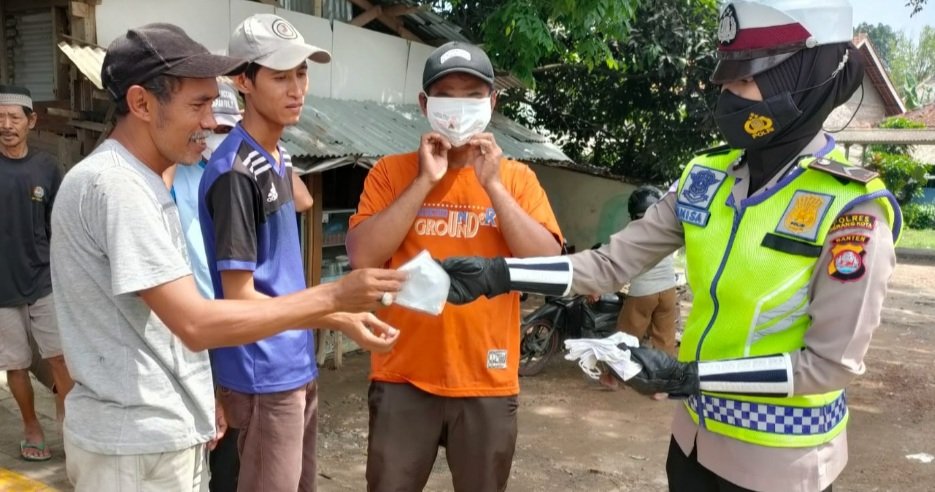 Satlantas Serang Bagikan Ratusan Masker, Galakkan Protokol Kesehatan