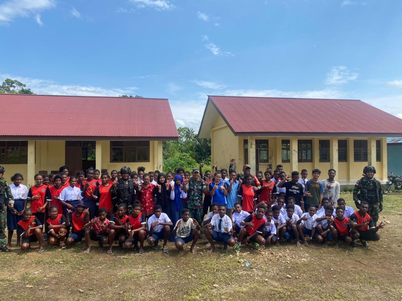 Disiplin Nafasku, Kekompakan Satgas YR 142/KJ dan Babinsa Bersama Siswa SMPN 1 Dabra