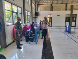 Bhabinkamtibmas dan Babinsa Amankan Vaksinasi di Sekolah untuk Dukung Program Pemerintah