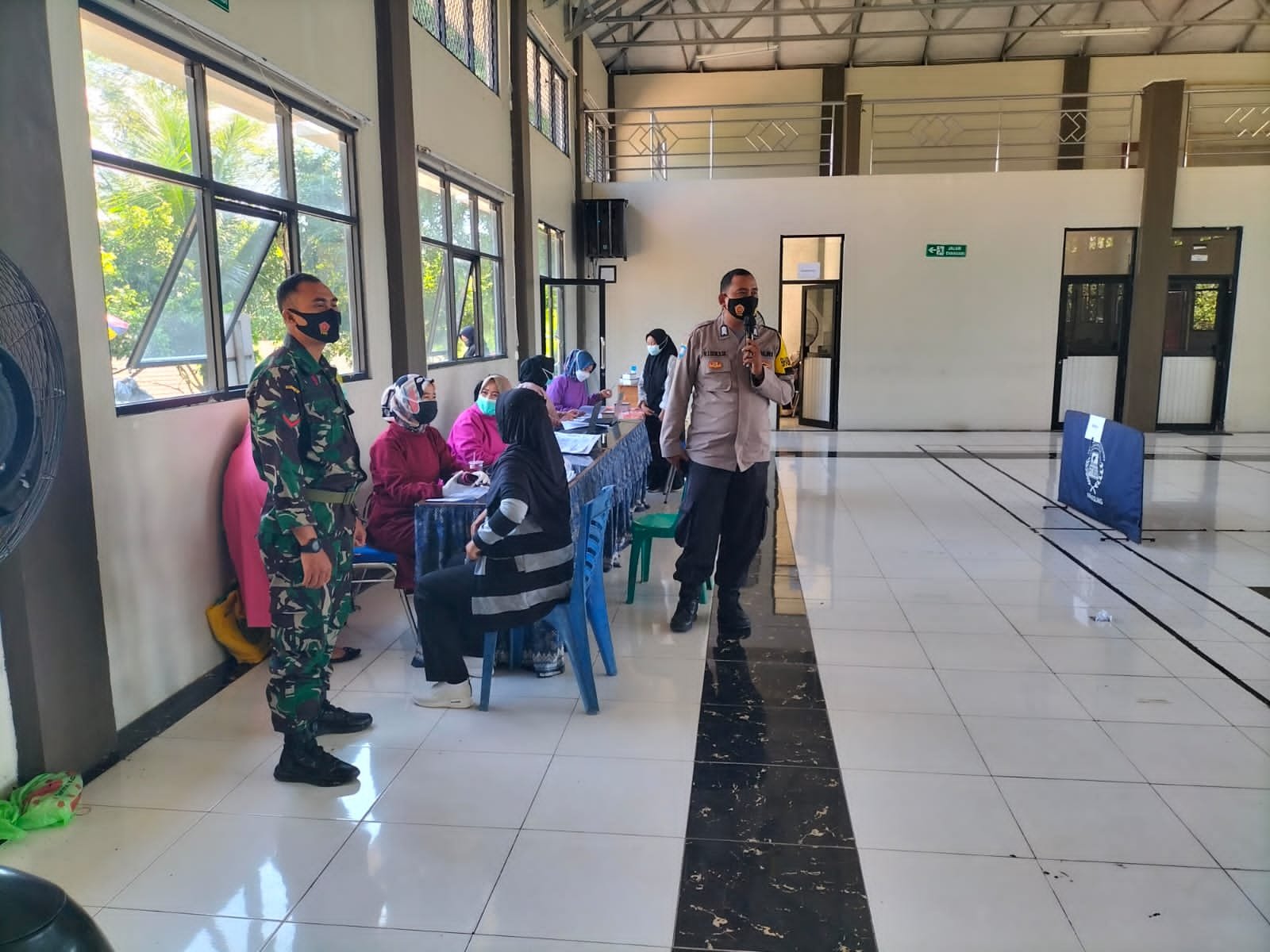 Bhabinkamtibmas dan Babinsa Amankan Vaksinasi di Sekolah untuk Dukung Program Pemerintah