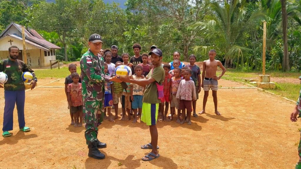 Satgas Yonif 143/TWEJ Ukir Prestasi, Sumbang Alat Olahraga ke Pedalaman Papua
