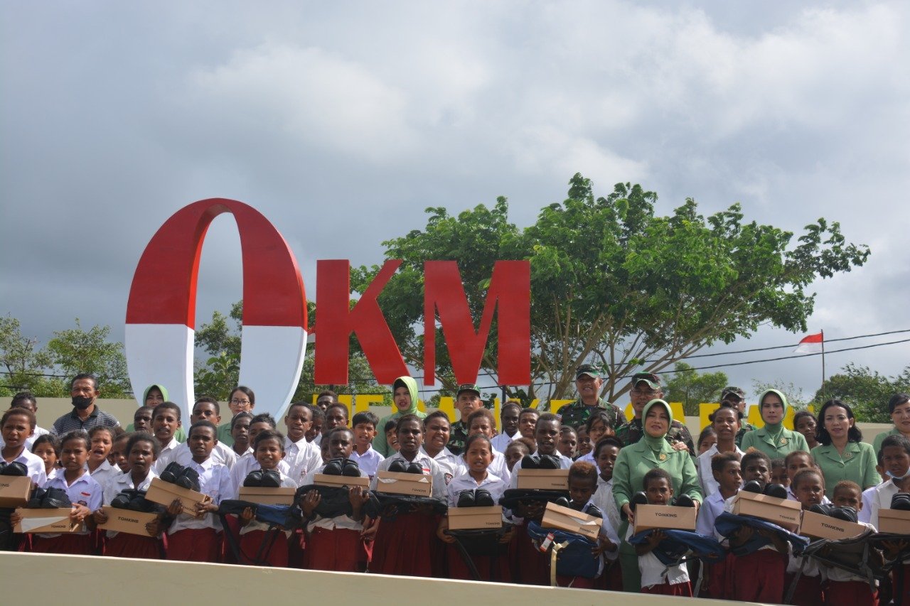 Brigjen Reza Pahlevi Serikan Tali Asih Kasad untuk Siswa SD YPK Sota Perbatasan