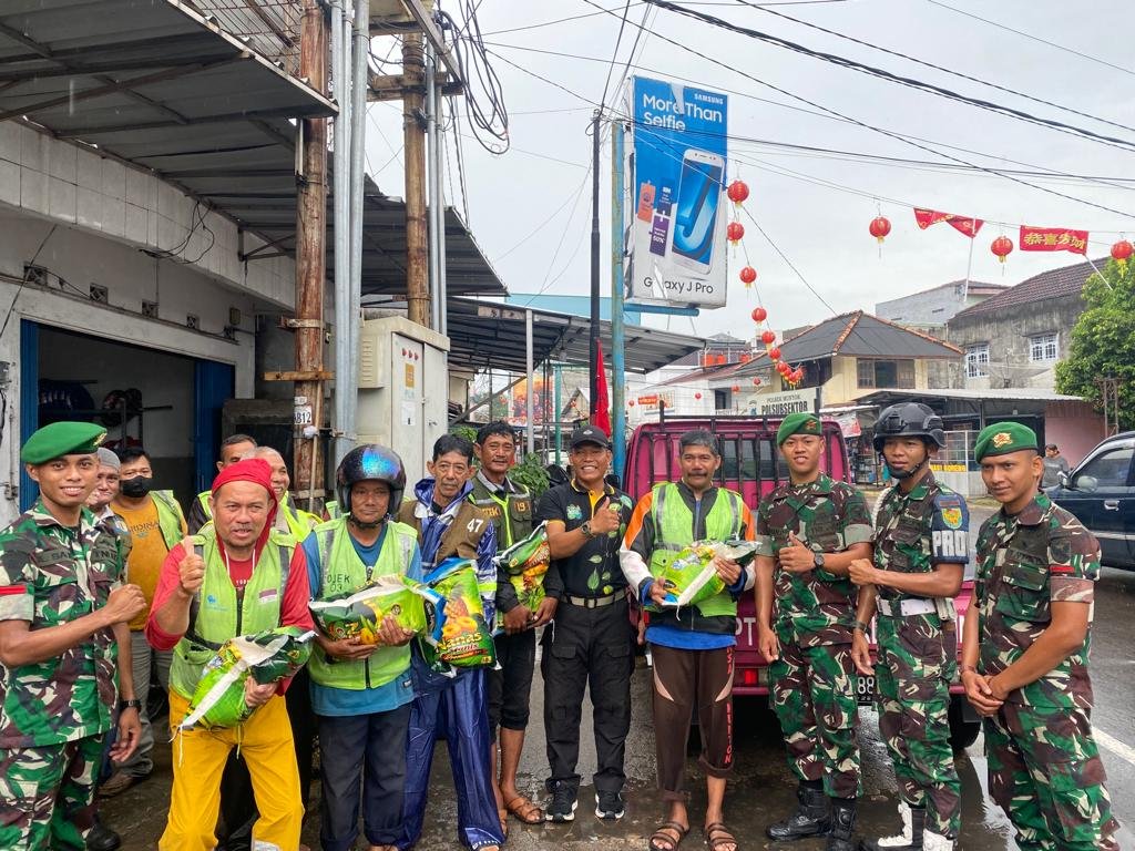 Yonif 147/KGJ Gelar Bakti Sosial untuk Warga Kurang Mampu