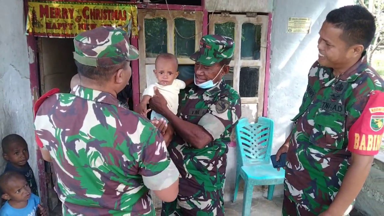 Danramil 1710-07/Mapurujaya Kunjungi Dua Anak Asuh Cegah Stunting di Wilayah Binaan