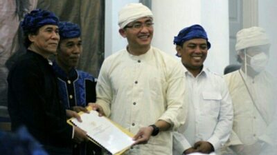Serahkan Perda Desa Adat ke Ketua Adat, Wagub: Janji Kami Tepati