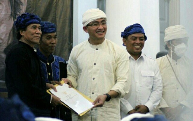 Serahkan Perda Desa Adat ke Ketua Adat, Wagub: Janji Kami Tepati