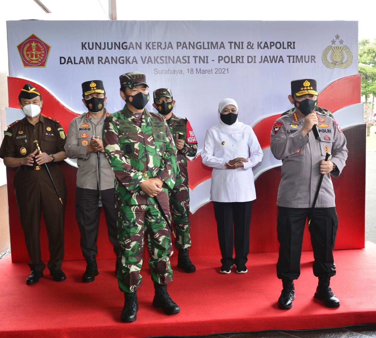 Panglima TNI dan Kapolri Tinjau Vaksinasi 2101 Personel di Polda Jatim