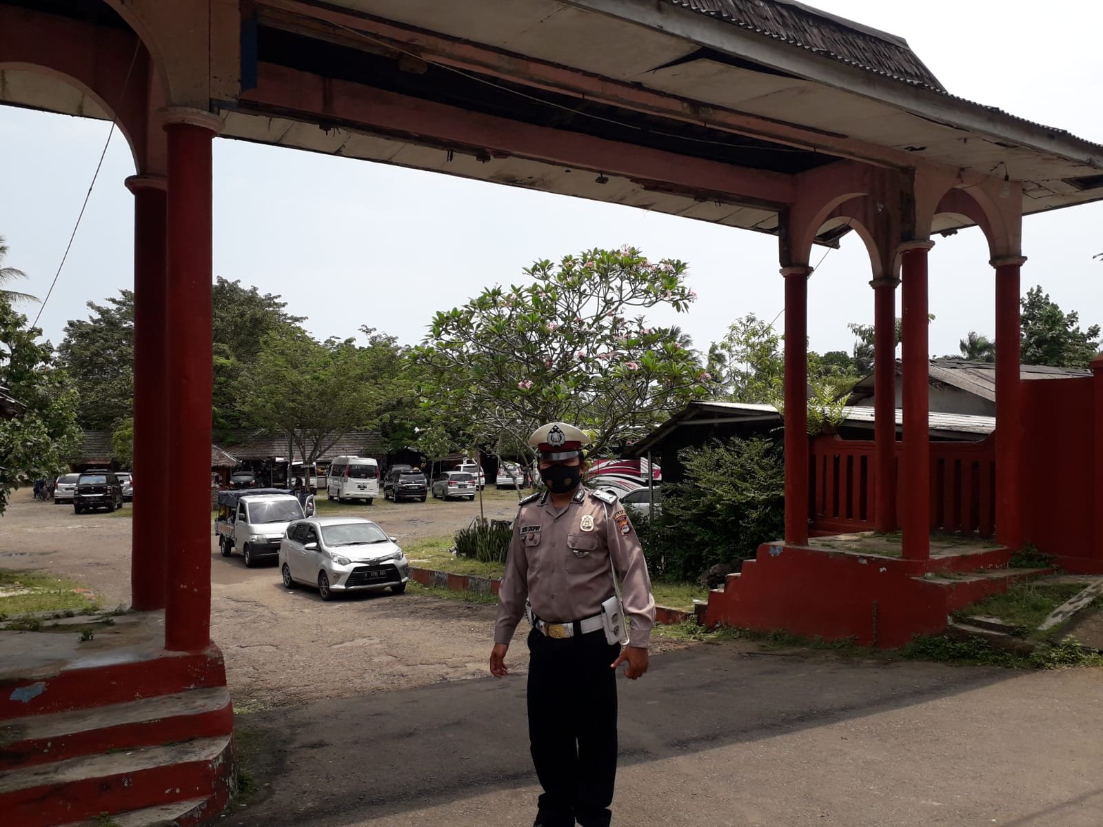 Personel Polres Pandeglang Ingatkan Prokes ke Wisatawan di Objek Wisata