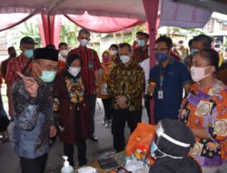 Mensos dan Menko PMK Kunjungi Surakarta Tinjau Penerima BST