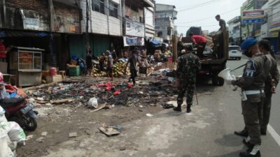 Koramil 0201/Serang dan Muspika Gelar Karya Bhakti di Pasar Lama Saat Pandemi