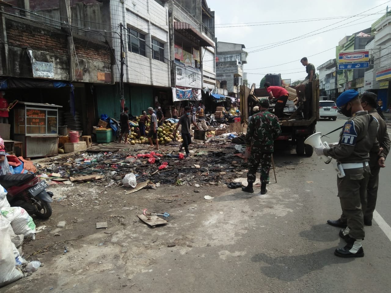 Koramil 0201/Serang dan Muspika Gelar Karya Bhakti di Pasar Lama Saat Pandemi