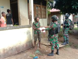 Patroli Simpatik TNI Yonif 751 di Kampung Dabra, Bendera Merah Putih Dibagikan