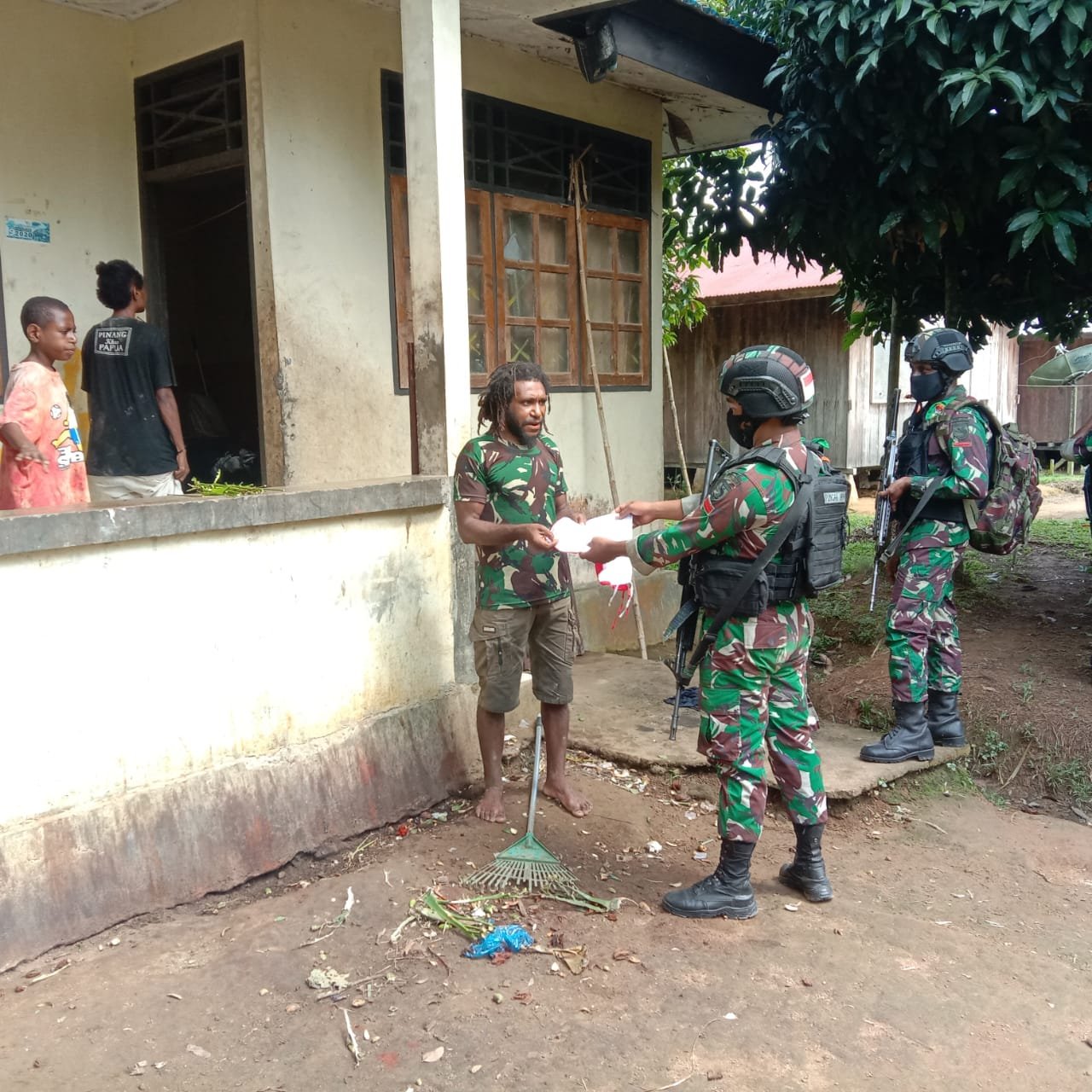 Patroli Simpatik TNI Yonif 751 di Kampung Dabra, Bendera Merah Putih Dibagikan