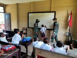 Satgas Pamtas Yonif 131/Braja Sakti Bantu Guru SD di Kampung Kibay