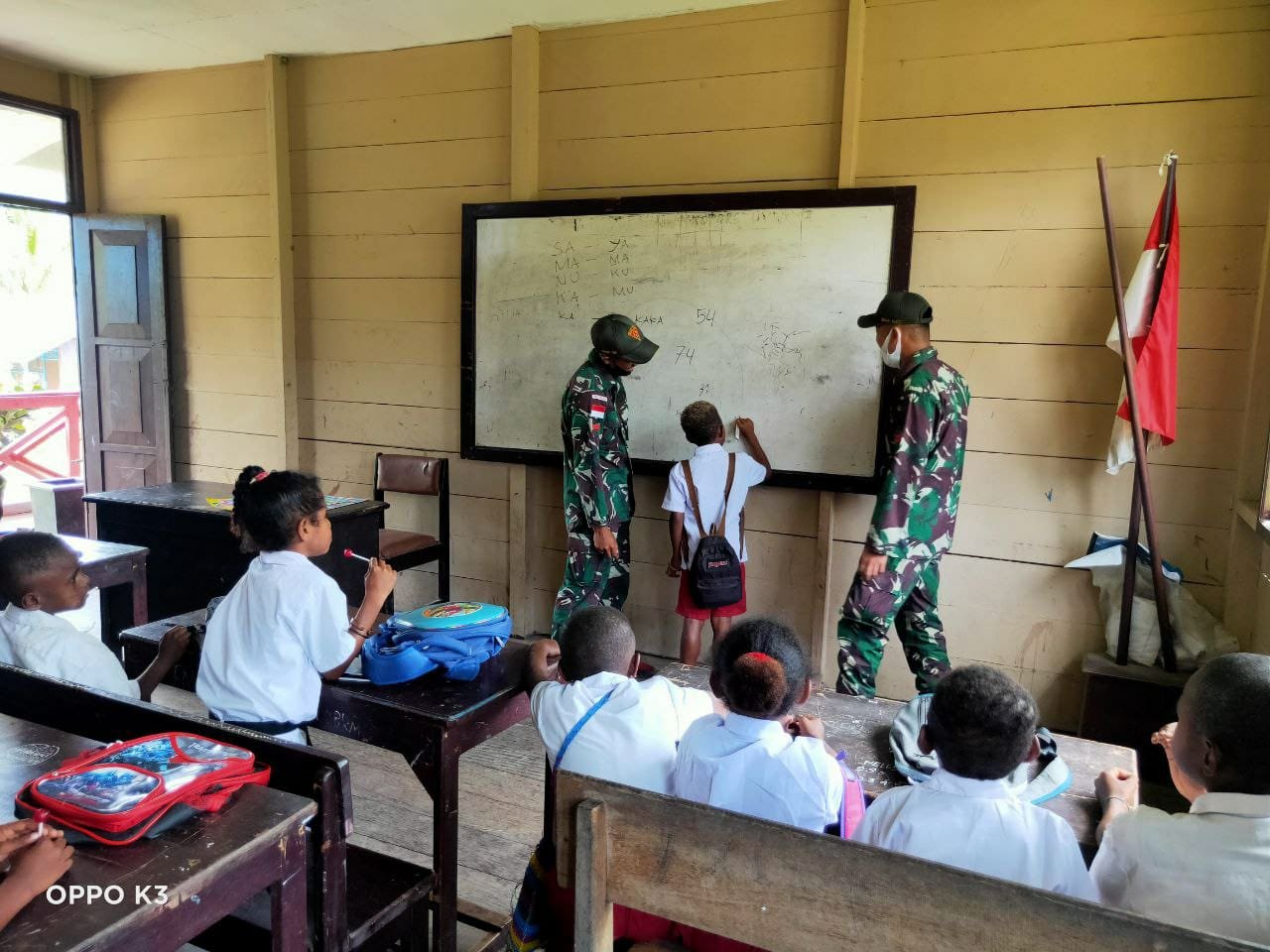 Satgas Pamtas Yonif 131/Braja Sakti Bantu Guru SD di Kampung Kibay