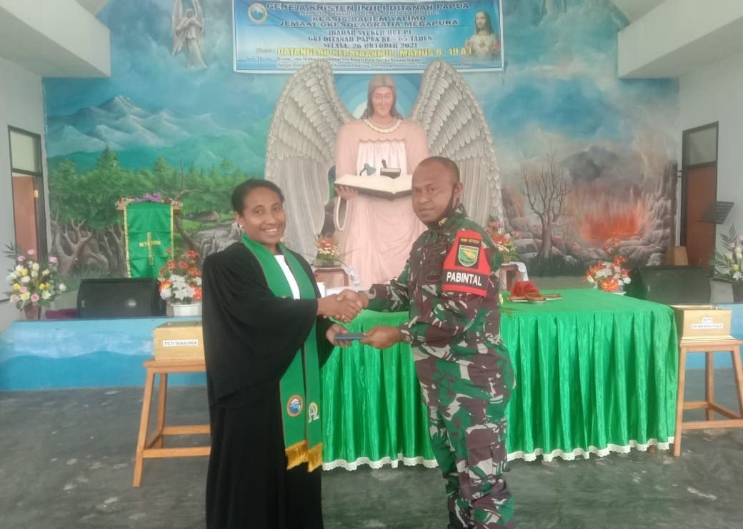 Satgas Yonif RK 751/VJS Bagikan Alkitab Saat Ibadah Minggu