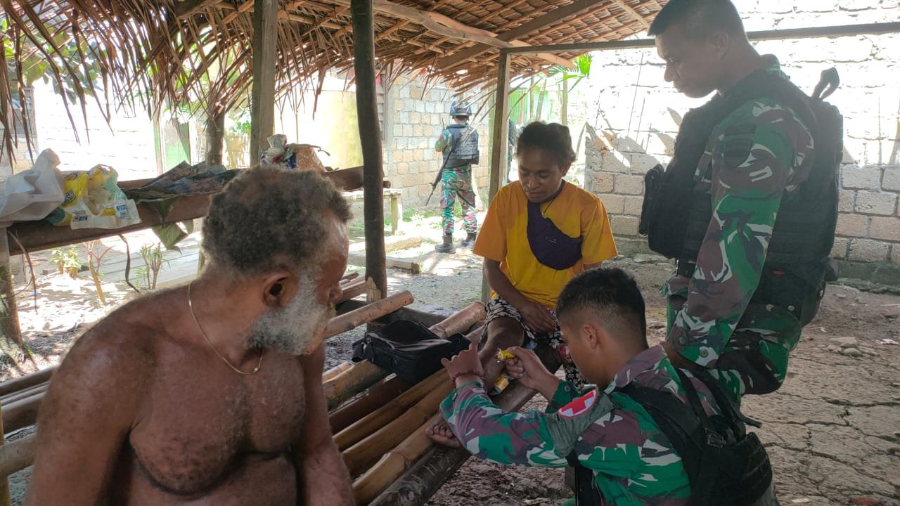 Satgas Yonif 126/Kala Cakti Cek Kesehatan Door to Door