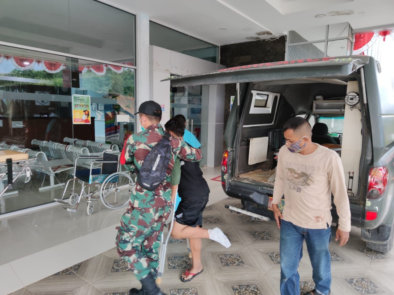 Dokter Satgas Yonif 642/Kapuas Evakuasi Warga Sakit ke Puskesmas Terdekat