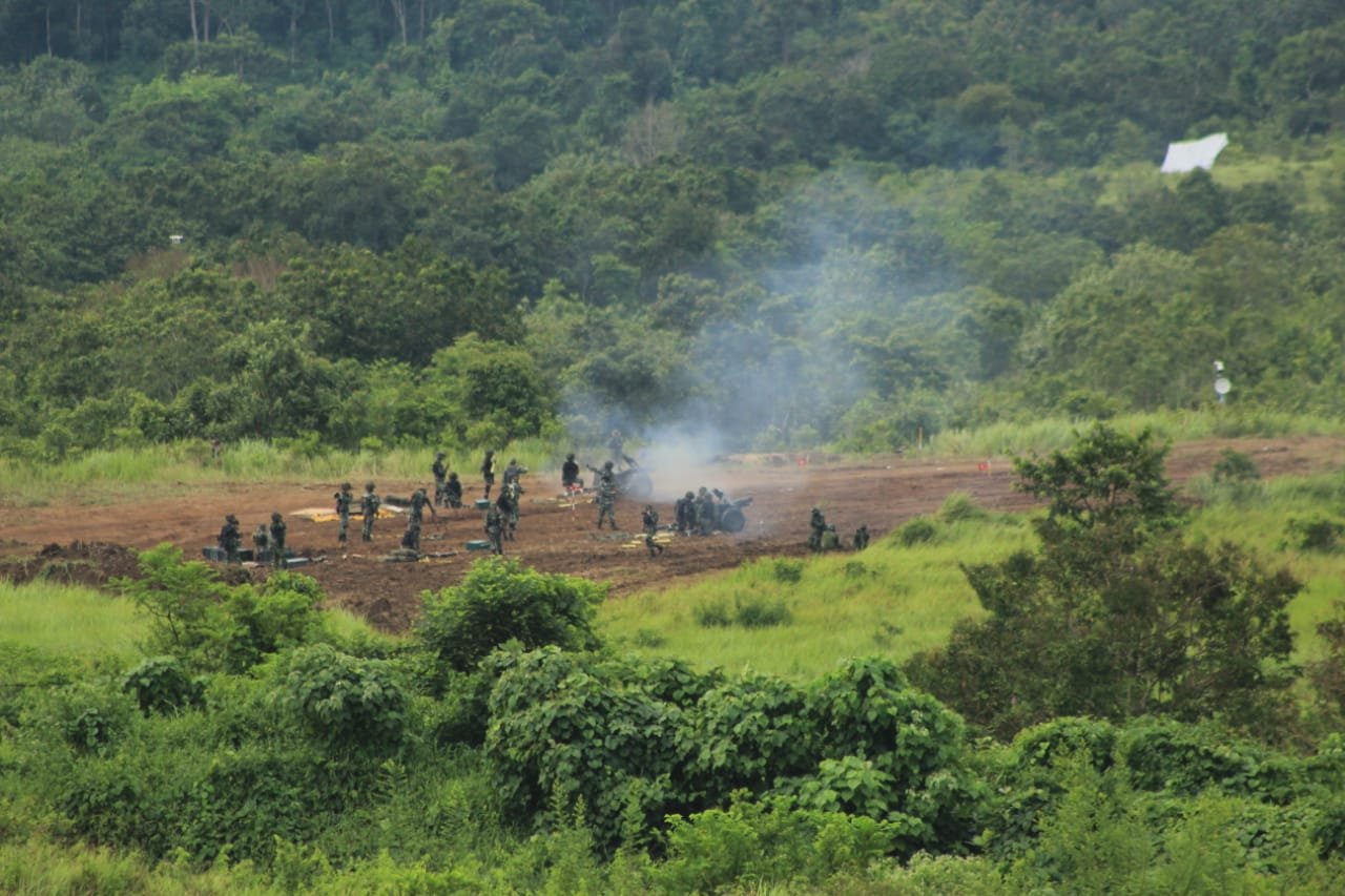 Armed dan Anoa Tankbuster Serang Posisi Musuh dengan Tembakan Meriam