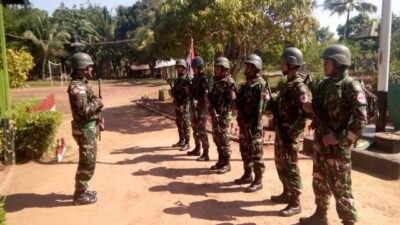 Satgas Yonif 411 Kostrad Patroli Simpatik dan Layani Kesehatan di Bivak Warga