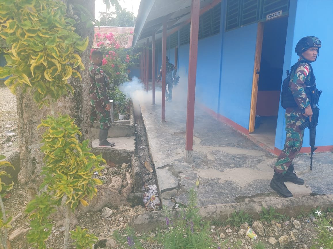 Satgas Yonif 126/KC Basmi Bibit Malaria Lewat Fogging di Kampung Perbatasan Papua