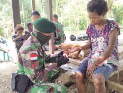Cegah Wabah Penghujung Tahun, Satgas Yonif MR 413 Kostrad Gelar Pengobatan Keliling
