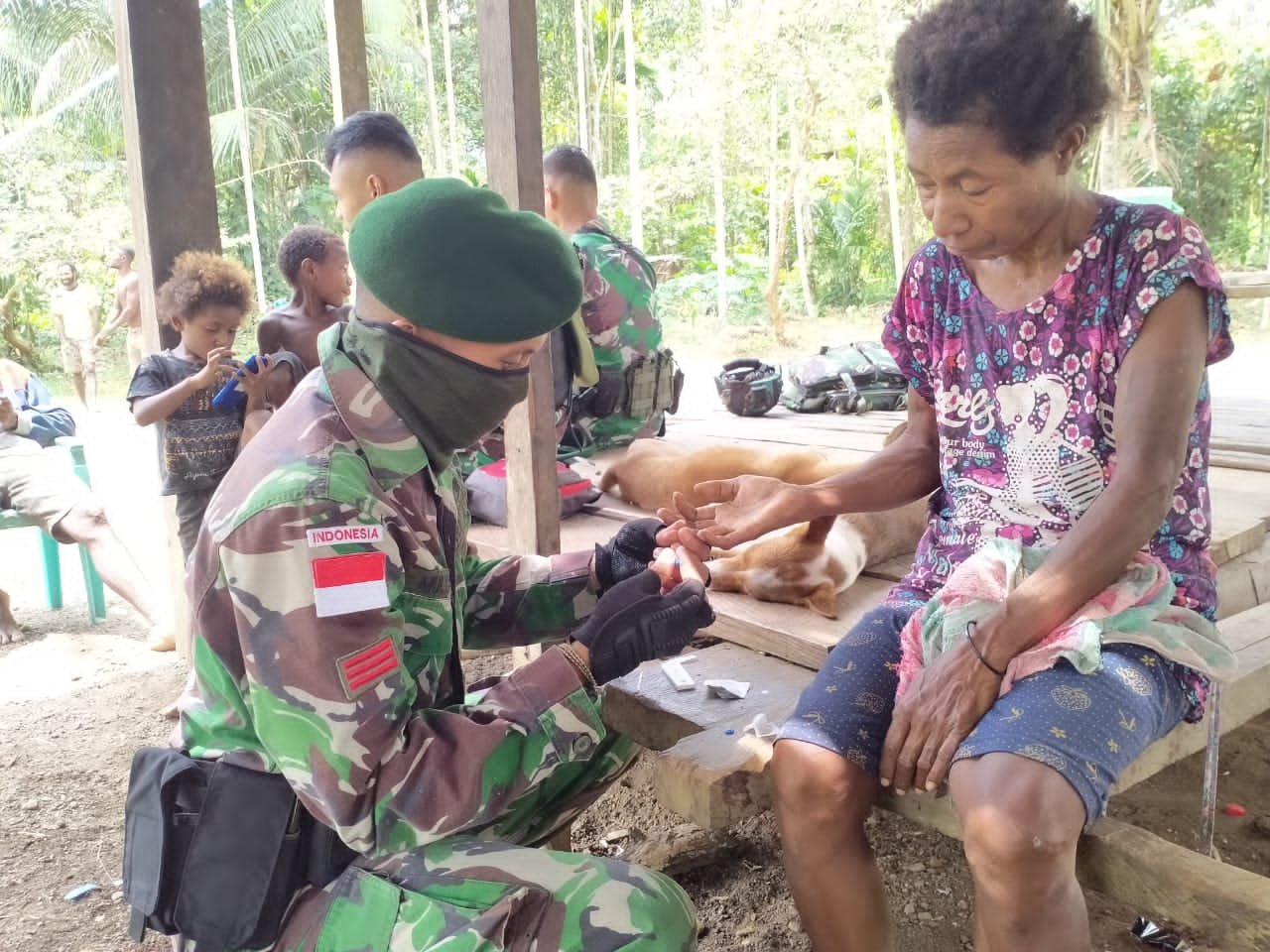 Cegah Wabah Penghujung Tahun, Satgas Yonif MR 413 Kostrad Gelar Pengobatan Keliling