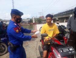 Satpolair Polres Pandeglang Sosialisasi Prokes dengan Bagikan Masker