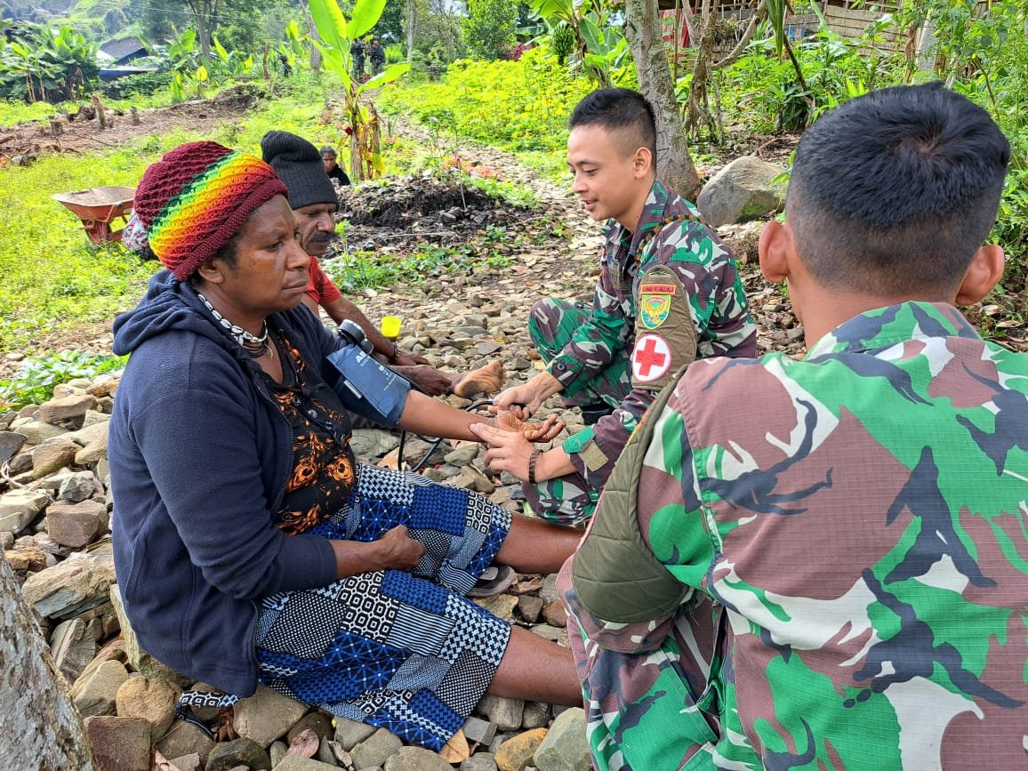 Puskesmas Keliling Satgas Yonif Raider 142/KJ Layani Kesehatan Masyarakat