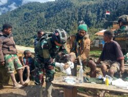 Satgas Yonif Raider 321/GT Kostrad Beri Pertolongan Pertama ke Warga Luka Robek di Distrik Yigi
