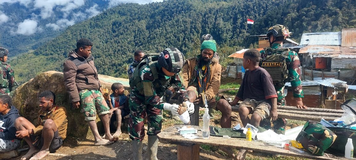 Satgas Yonif Raider 321/GT Kostrad Beri Pertolongan Pertama ke Warga Luka Robek di Distrik Yigi
