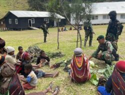 Satgas Yonif Mekanis 203/AK Dongkrat Perekonomian Lewat Pembelian Hasil Bumi