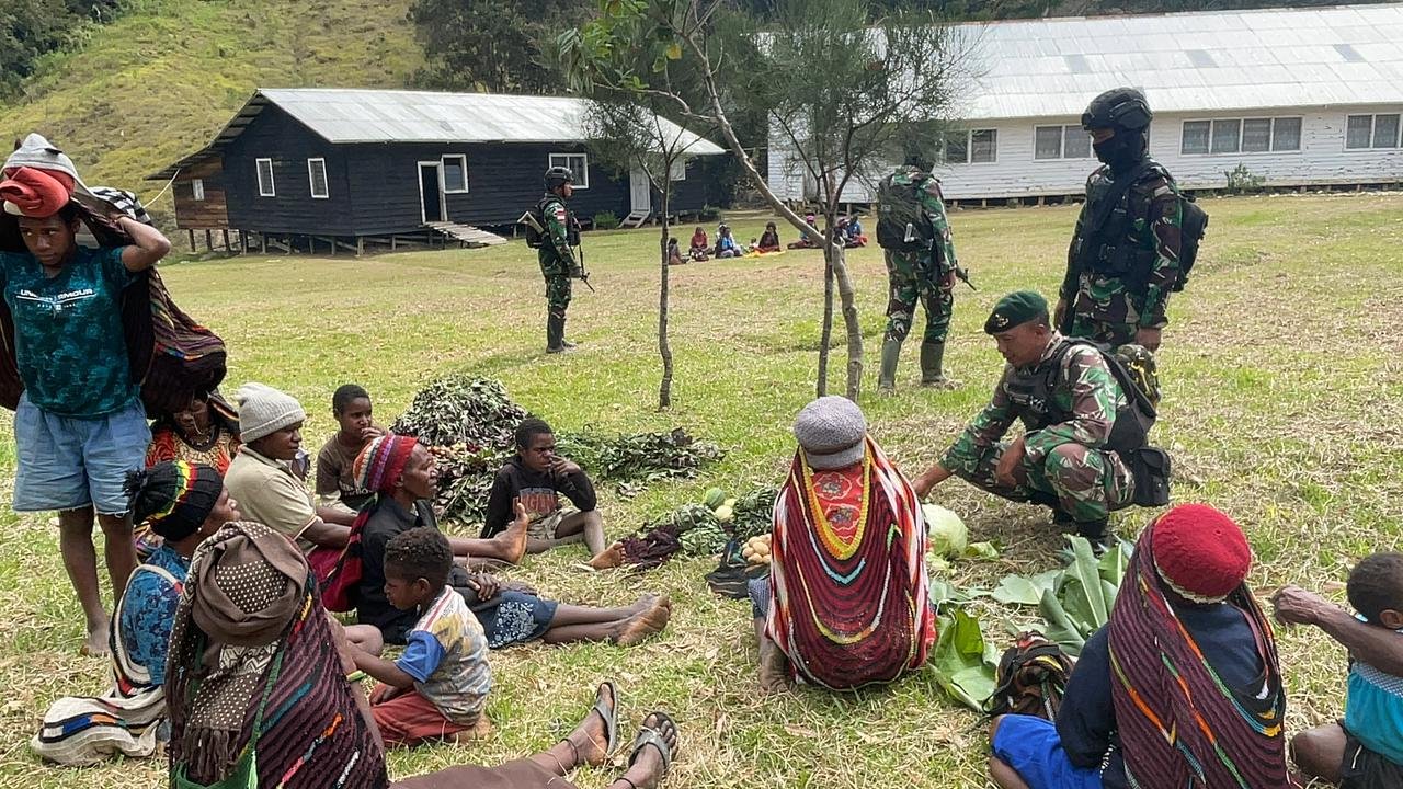 Satgas Yonif Mekanis 203/AK Dongkrat Perekonomian Lewat Pembelian Hasil Bumi