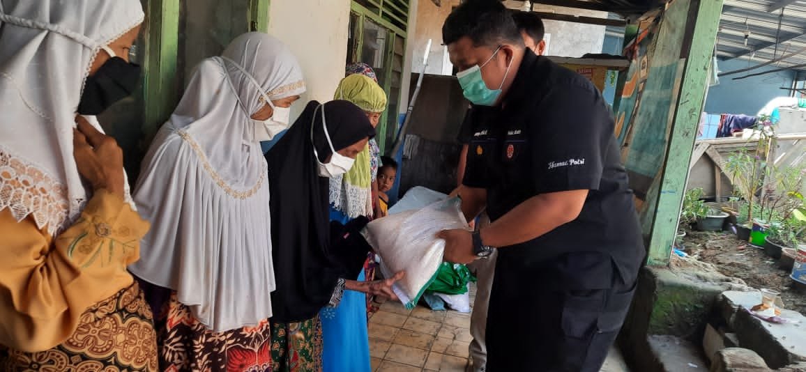 Tim Warung Jumat Polda Banten Salurkan Sembako saat PPKM Darurat