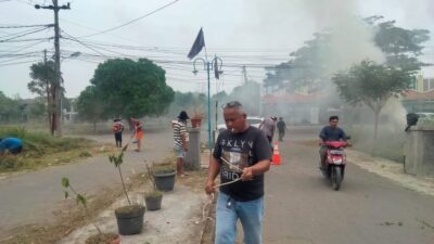 Warga Taman Banten Lestari RW 16 Gotong Royong di Hari Libur
