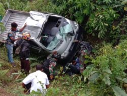 TNI Satgas Yonif 754 Bantu Korban Kecelakaan di Tarawasih Bonggo Timur Papua