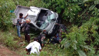 TNI Satgas Yonif 754 Bantu Korban Kecelakaan di Tarawasih Bonggo Timur Papua