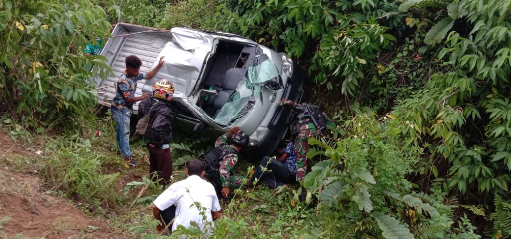 TNI Satgas Yonif 754 Bantu Korban Kecelakaan di Tarawasih Bonggo Timur Papua