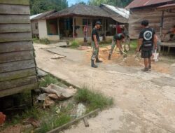 Satgas Pamtas RI-Malaysia Yonif 642/Kapuas dan Warga Perbaiki Jalan Desa