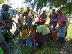 Satgas Yonif MR 413 Kostrad Bagikan Baju Layak Pakai ke Kampung Ifia-Fia