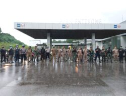 Satgas Yonif 642/Kapuas Tingkatkan Keamanan Perbatasan dengan Patroli Bersama Pilar Entikong