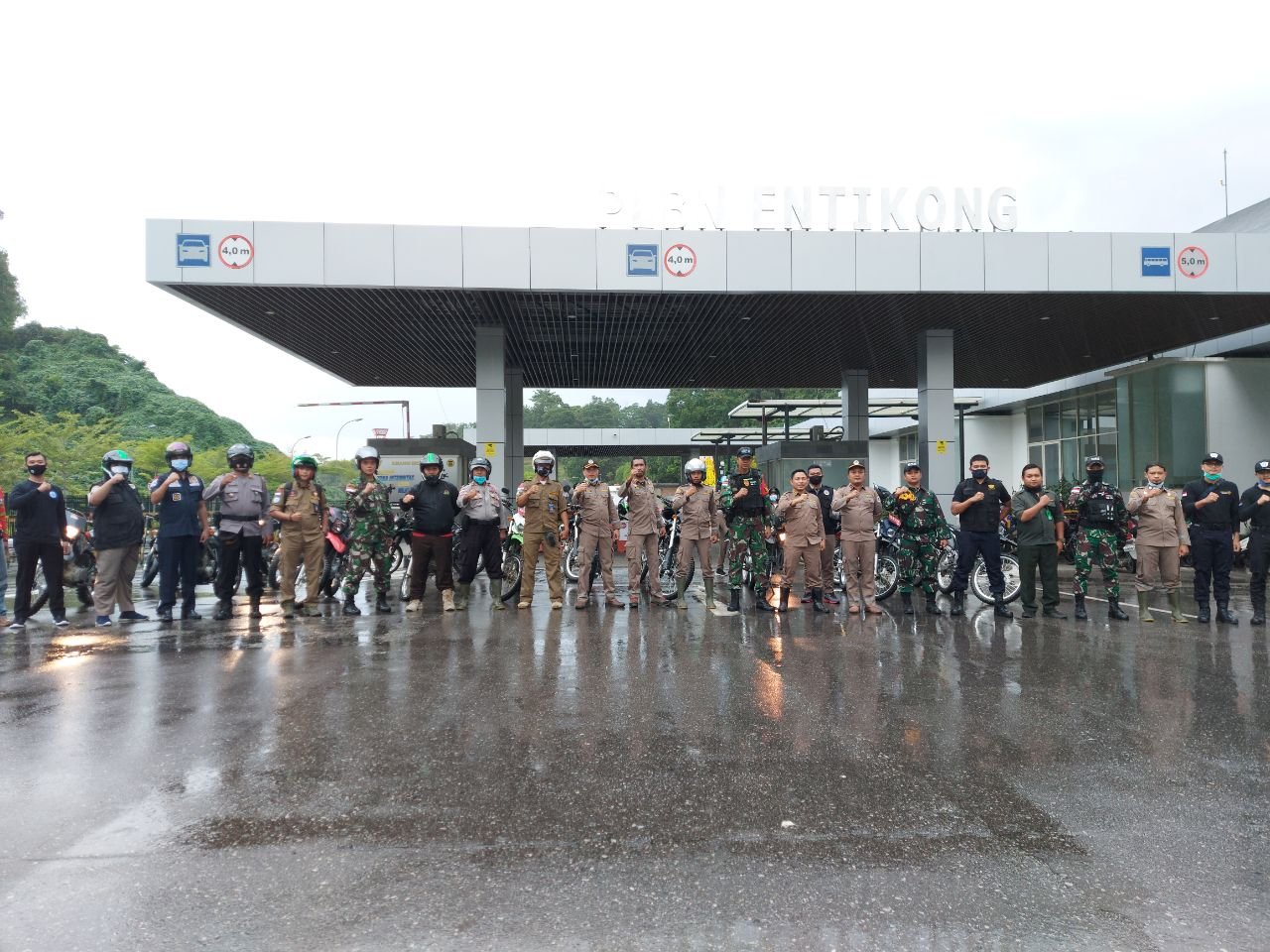 Satgas Yonif 642/Kapuas Tingkatkan Keamanan Perbatasan dengan Patroli Bersama Pilar Entikong