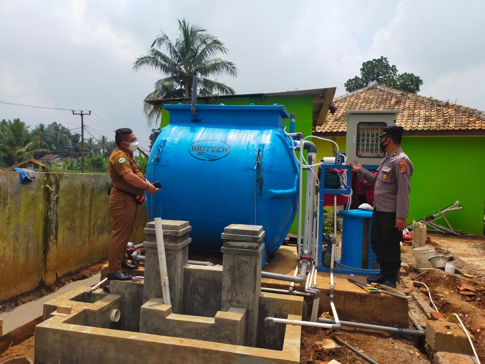 Kapolsek Cikedal Tinjau Bangunan IPAL di Puskesmas