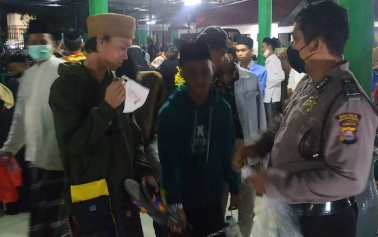 Polsek Kasemen Serang Kota Bagikan Ratusan Masker Cegah Covid-19