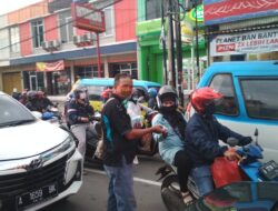 Ormas FORSA DPC Serang Bagikan Masker di Perempatan Mako Brimob