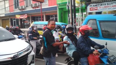 Ormas FORSA DPC Serang Bagikan Masker di Perempatan Mako Brimob