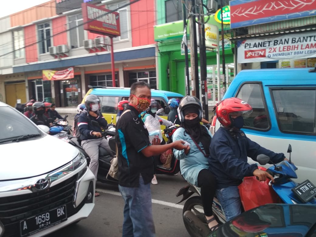 Ormas FORSA DPC Serang Bagikan Masker di Perempatan Mako Brimob