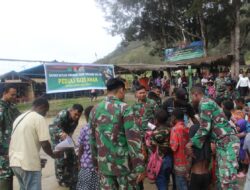 Satgas Yonif Mekanis 203/AK Dekatkan Diri ke Warga Lewat Bubur Kacang Ijo di Desa Tima