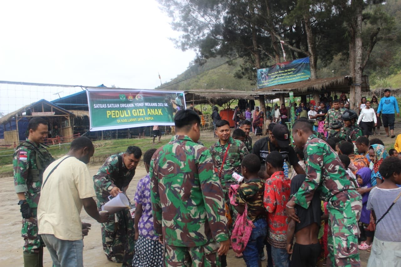 Satgas Yonif Mekanis 203/AK Dekatkan Diri ke Warga Lewat Bubur Kacang Ijo di Desa Tima